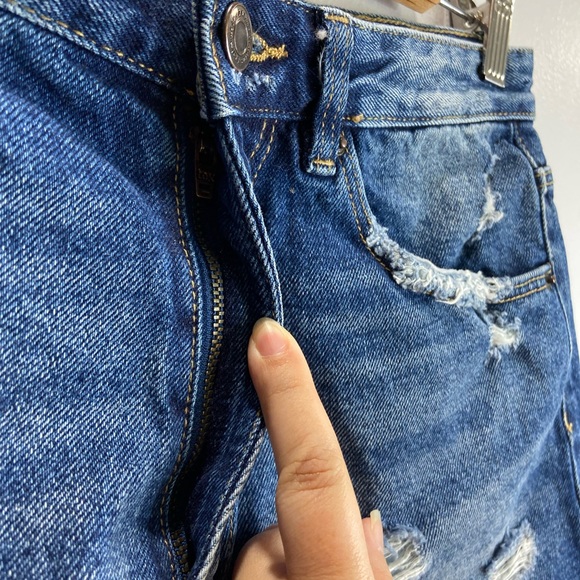 Zara Trafaluc Denimwear High Rise Distressed Shorts, Size 6 - Picture 9 of 13